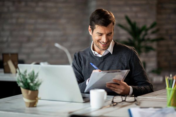 empresário conferindo seu faturamento